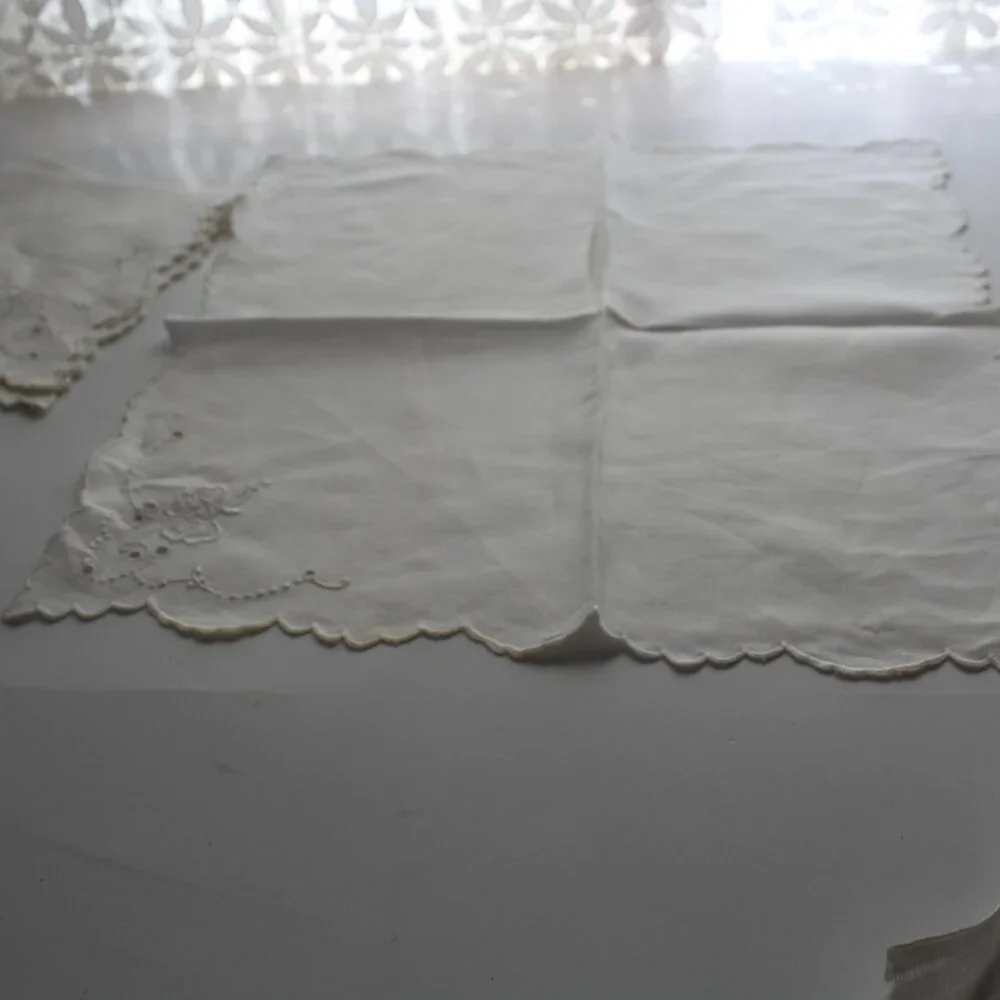 Set of 4 Cloth Linen Off White Embroidered Scalloped Edge Napkins